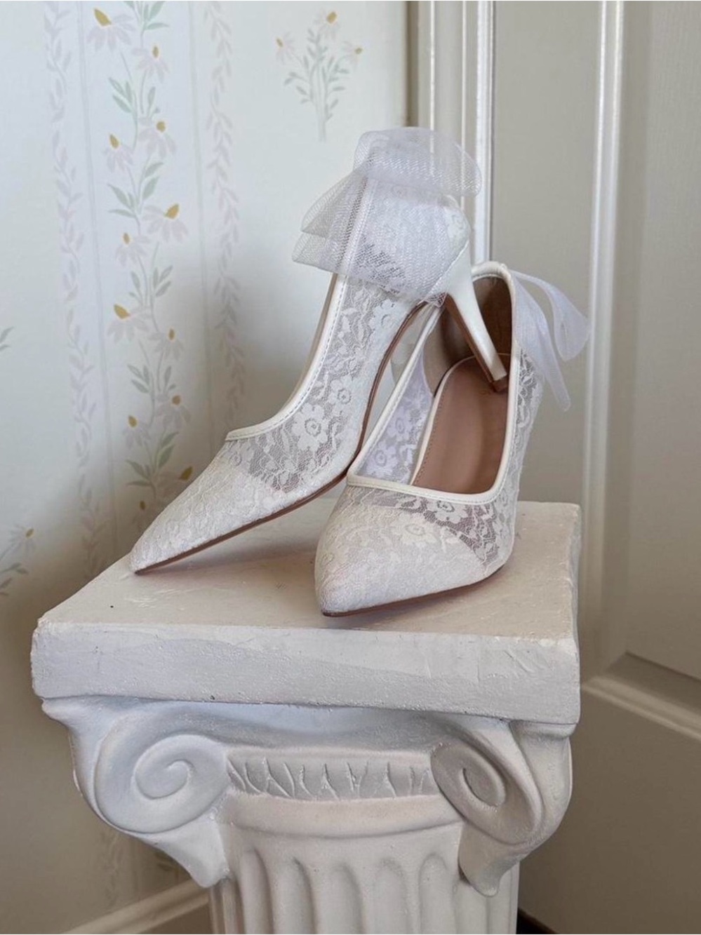 Perphy Pointed Toe Lace Heel - White